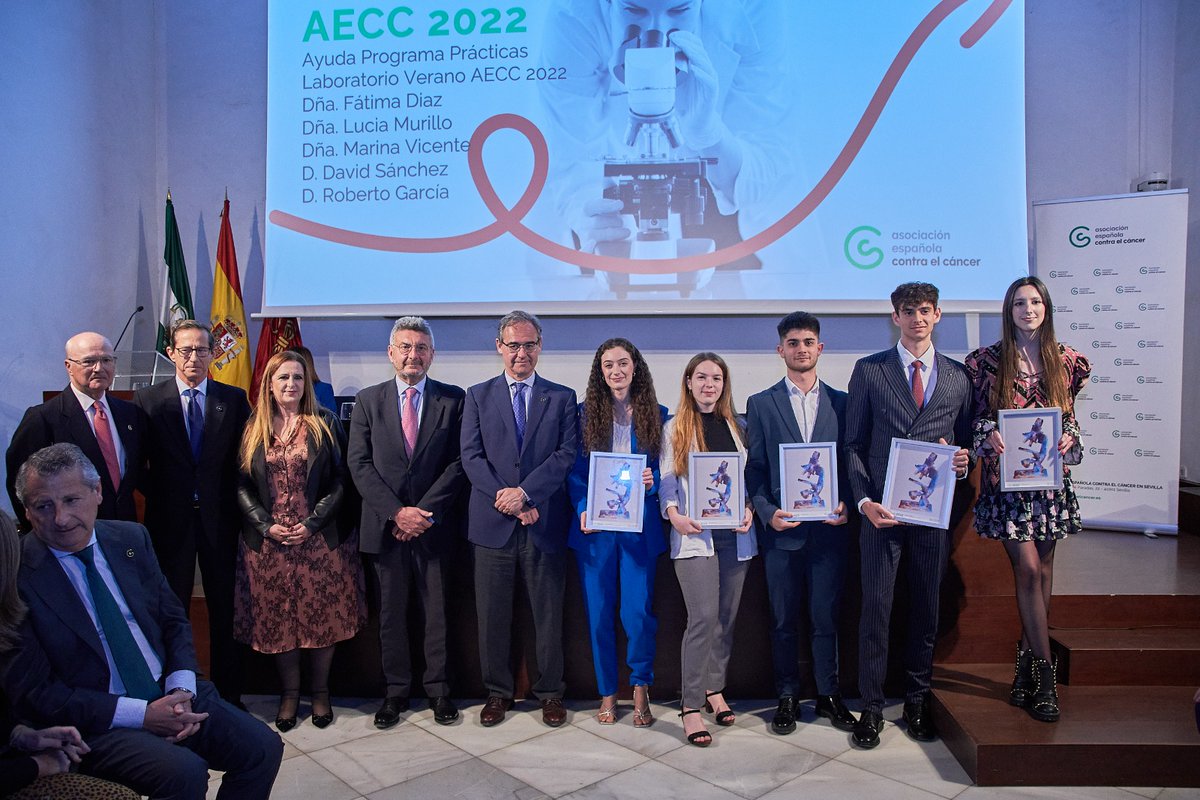 ContraCancerSEV's tweet photo. Entrega de diplomas de las Ayudas a la Investigación en Cáncer 2022 
Dña. Fátima Díaz, Dña. Lucía Murillo, Dña. Marina Vicente, D David Sánchez y D  Roberto García 
@ContraCancerEs @ContraCancerSEV @AndaluciaJunta @Ayto_Sevilla @canalsur @EnriquedeAlava @saludand @unisevilla https://t.co/NuLkAOzuik