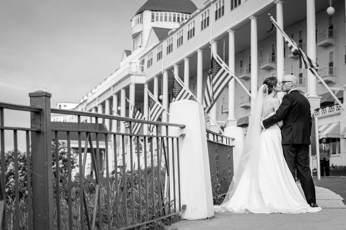 AndrejkaH's tweet photo. Today's final love story of the week at the Grand Hotel spotlights Olivia and Tyler.

Olivia and Tyler were married at West Porch (at 660 ft the Grand Porch is the longest porch in the world!) 

Full post:  https://t.co/XpOCarXWbc https://t.co/G26PVi2iNM