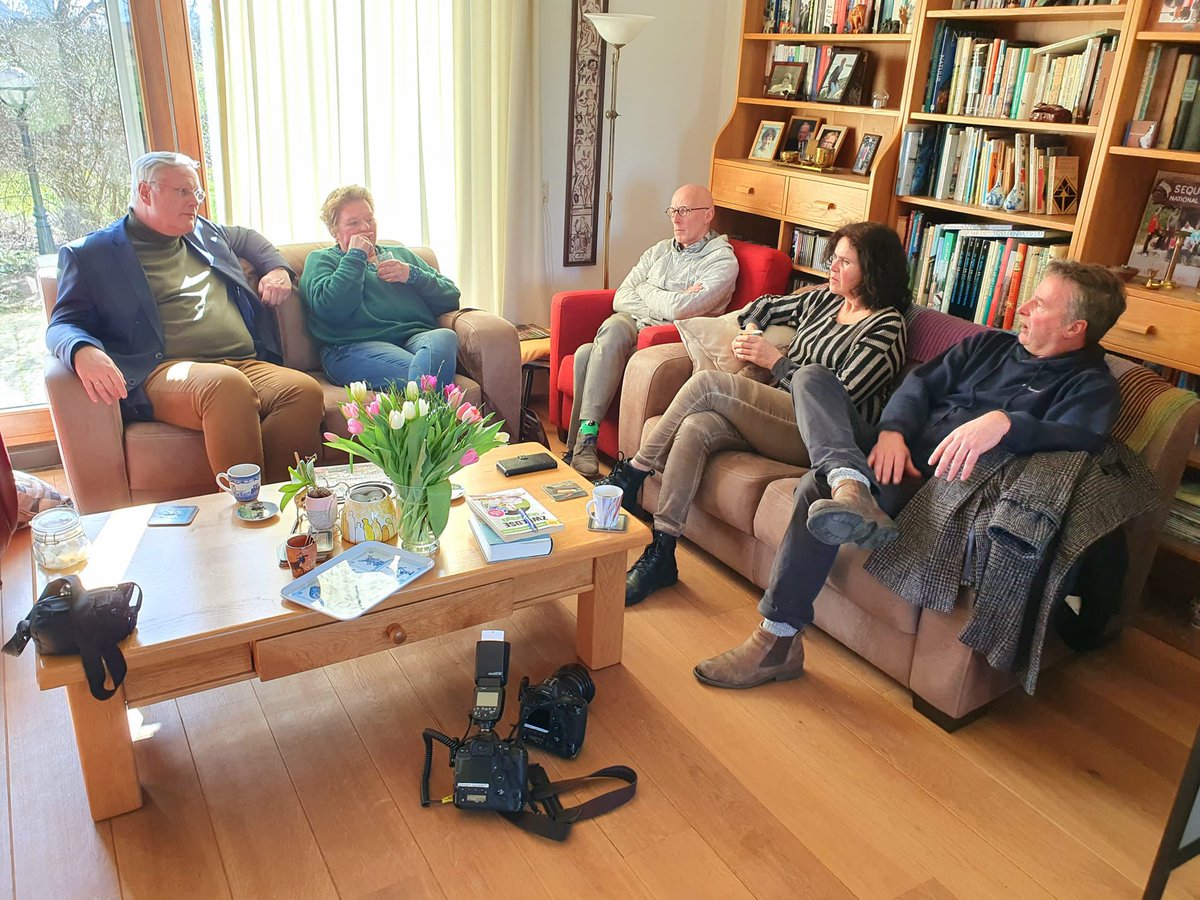 AndriesHeidema's tweet photo. Klein, maar o zo fijn! Op bezoek bij het #kleinste #stembureau van Nederland, de huiskamer van Wim Westhoff in #Marle @GemOlstWijhe @ProvOverijssel Met heerlijke koffie en een mooi gesprek over de toekomst van ons landelijke gebied.
https://t.co/4DxTBfgnzb https://t.co/2NE3zdo7RK