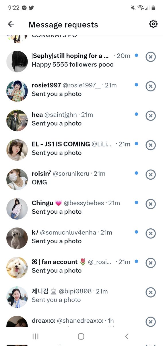 Guys wait kang. Help nyoko magdecide🥲🥲