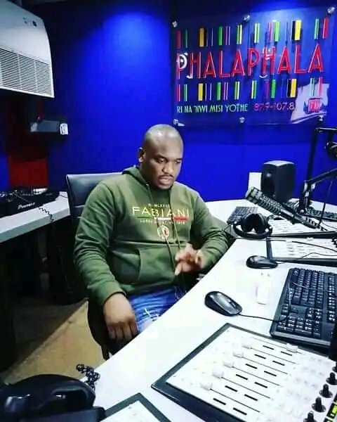 deep_renzo's tweet photo. Sanga misi ri rothe nga hafha Tembisa kha Mbekanyamushumo ya #Dziaorowa326pm na @Ticoliphadzi @shandu_vele na Mubveledzi @pfuluwanin Musumbuluwo u swika Lavhutanu kha @Phalaphala FM nga #WCW my everyday Crush @Mbaimbaivhahan1 Vhahangwele ❤️❤️❤️#Azisheeeeee🎵🎼🎶🎙️🎧📻🔥🔥🕺🏿🕺🏿💃🏿💃🏿 https://t.co/t7liCzl5A0