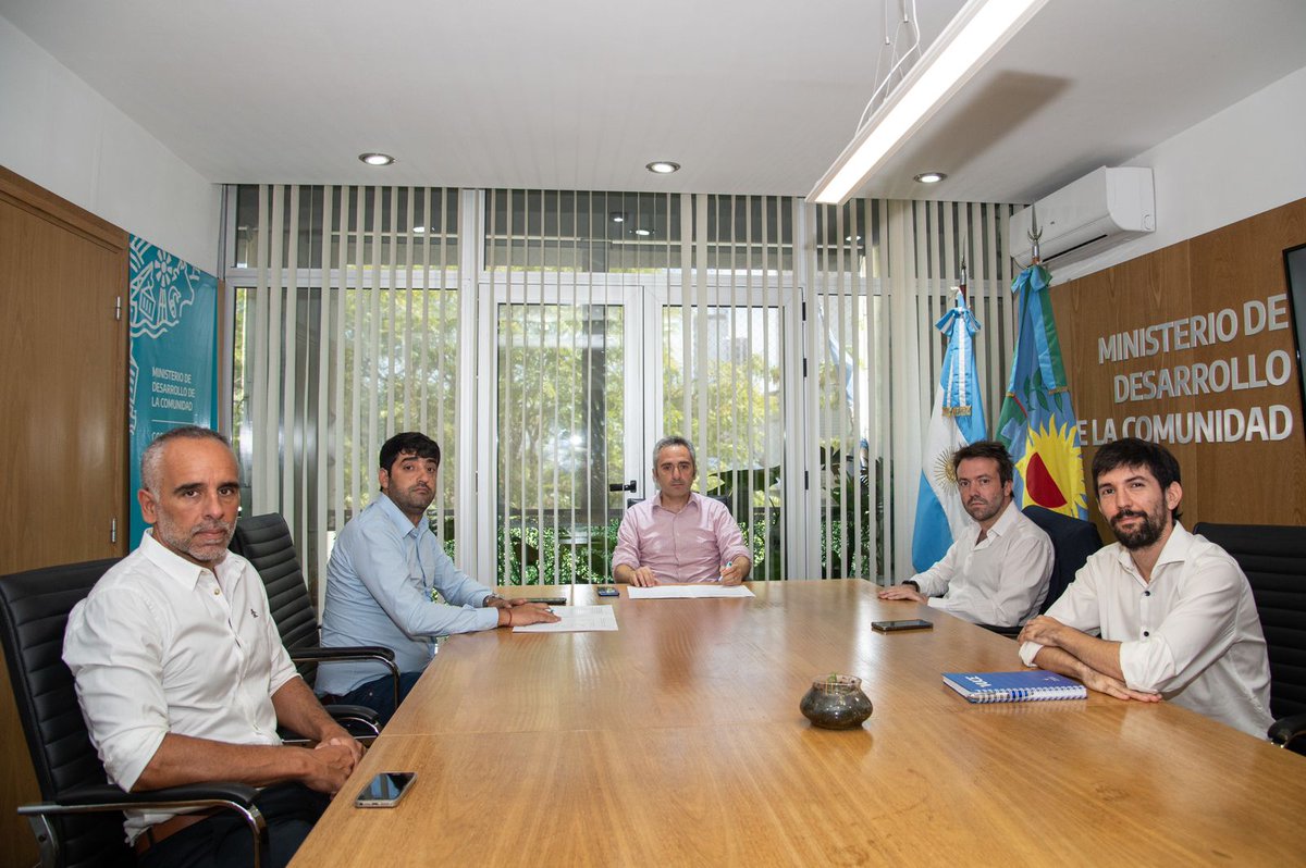 Ayer firmamos un convenio con <a href="/SolidariaFuerza/">Fuerza Solidaria</a> y <a href="/MinDesarrolloBA/">Desarrollo de la Comunidad BA</a> para impulsar la inserción de cooperativas y mutuales en el comercio exterior.