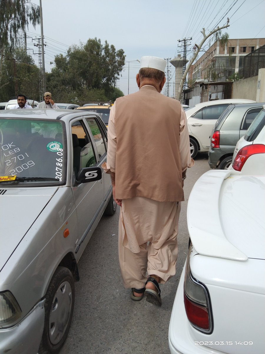 کارخانوں مرکیٹ میں آج یہ ملا تھا ۔مجھے کہا میرے پیچھے آؤ میرے پاس گاڑی ہے ادھر بیٹھتے ہیں بہت نرم ہاتھ تھے انکے ۔افف اتوار کو ملنے کا ٹائم دیا ۔