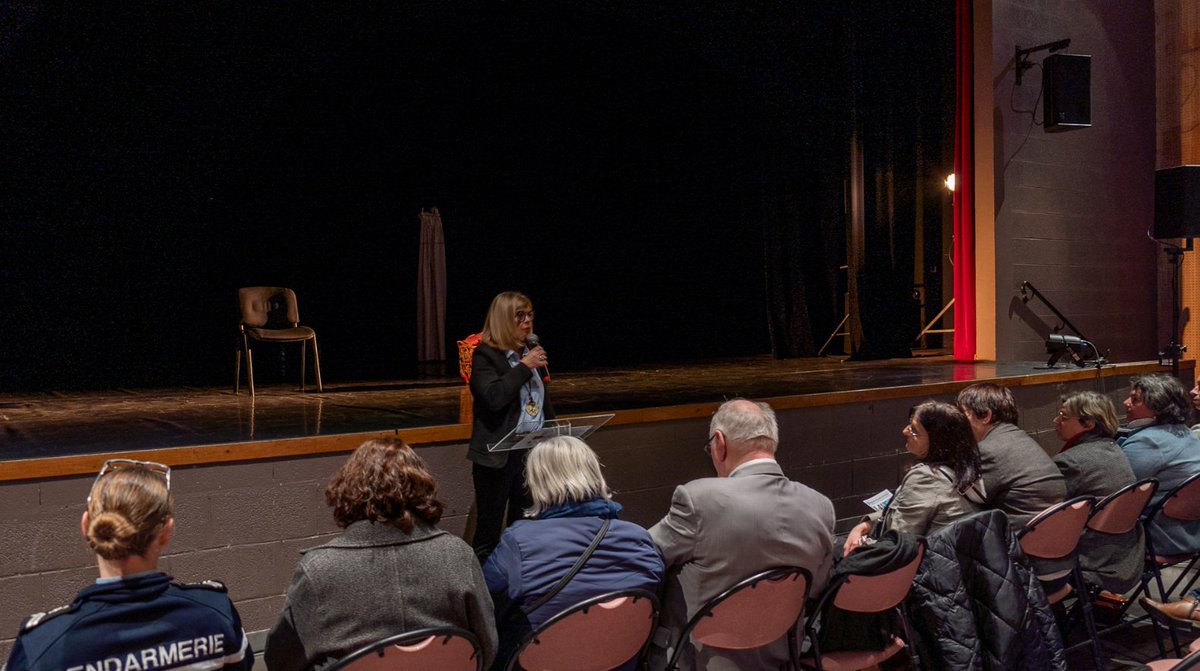 Majdep50's tweet photo. [Programme #EgaliteFemmesHommes 2023] 
Le public a répondu présent à la représentation : 
"Les Maux Bleus" en présence de notre élue en charge de cette thématique @BouyerIsabelle
@LaManche50 veut davantage sensibiliser et échanger sur l'Egalité et les violences intra-familiales. https://t.co/0bF2An1CcM