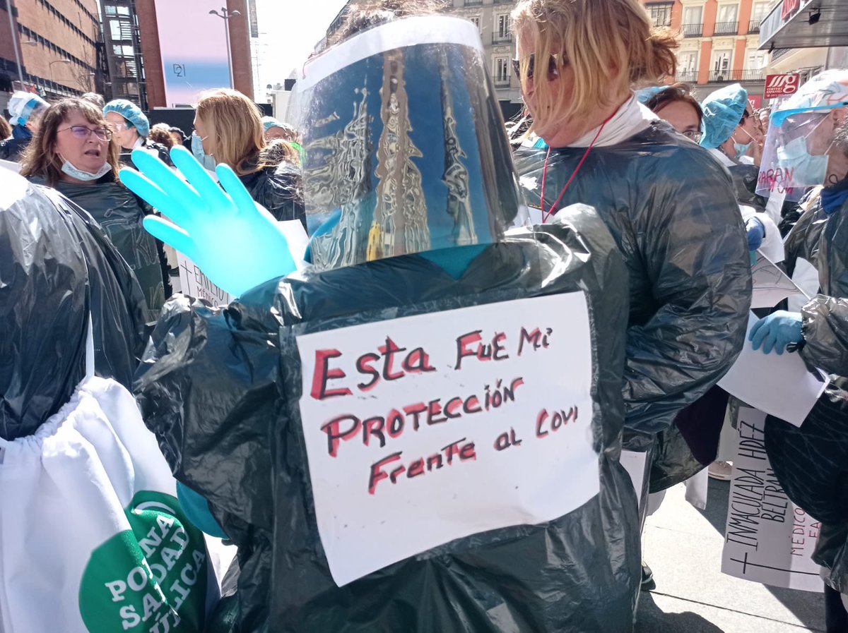 Marcolsan's tweet photo. Hoy hemos recorrido Madrid para concienciar y no olvidar la necesidad de una sanidad pública de calidad, la única que nos puede salvar como sociedad de una pandemia. Recordemos que los hospitales privados hicieron ERES y en los públicos no dábamos a basto. https://t.co/3ckDUwSYsu