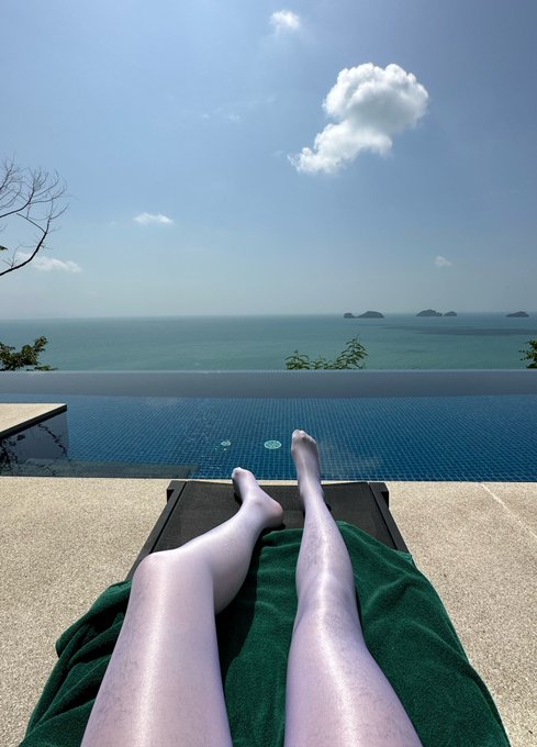 这样才叫度假🤗🤗🏖️ #pantyhose #Samui #Thailand #conradsamui #nylon https://t.co/RVWLgz1MFj<a href="/tag/pantyhose"class="tags">#pantyhose</a><a href="/tag/samui"class="tags">#Samui</a><a href="/tag/thailand"class="tags">#Thailand</a><a href="/tag/conradsamui"class="tags">#conradsamui</a><a href="/tag/nylon"class="tags"><span>#nylon</span></a>