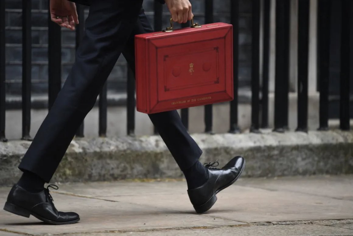 1/9 BREAKING: @Jeremy_Hunt announces major changes in Budget: 1. LTA scrapped 2. AA up to £60k 3. Negative growth can be offset against other scheme 4. Adjusted Income threshold increase to £260k 5. Minimum tapered AA increase to £10k 6. TFLS to remain based on current LTA