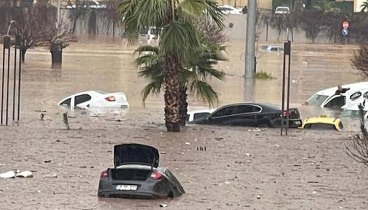 bgyetherr's tweet photo. Yaşadığımız tüm felaketlerin sorumlusu bilime kulak vermeyen ranta dayalı kentleşmenin önünü açanlardır. Biz bunları yaşamayı haketmedik. https://t.co/Lc43kPiHWS
