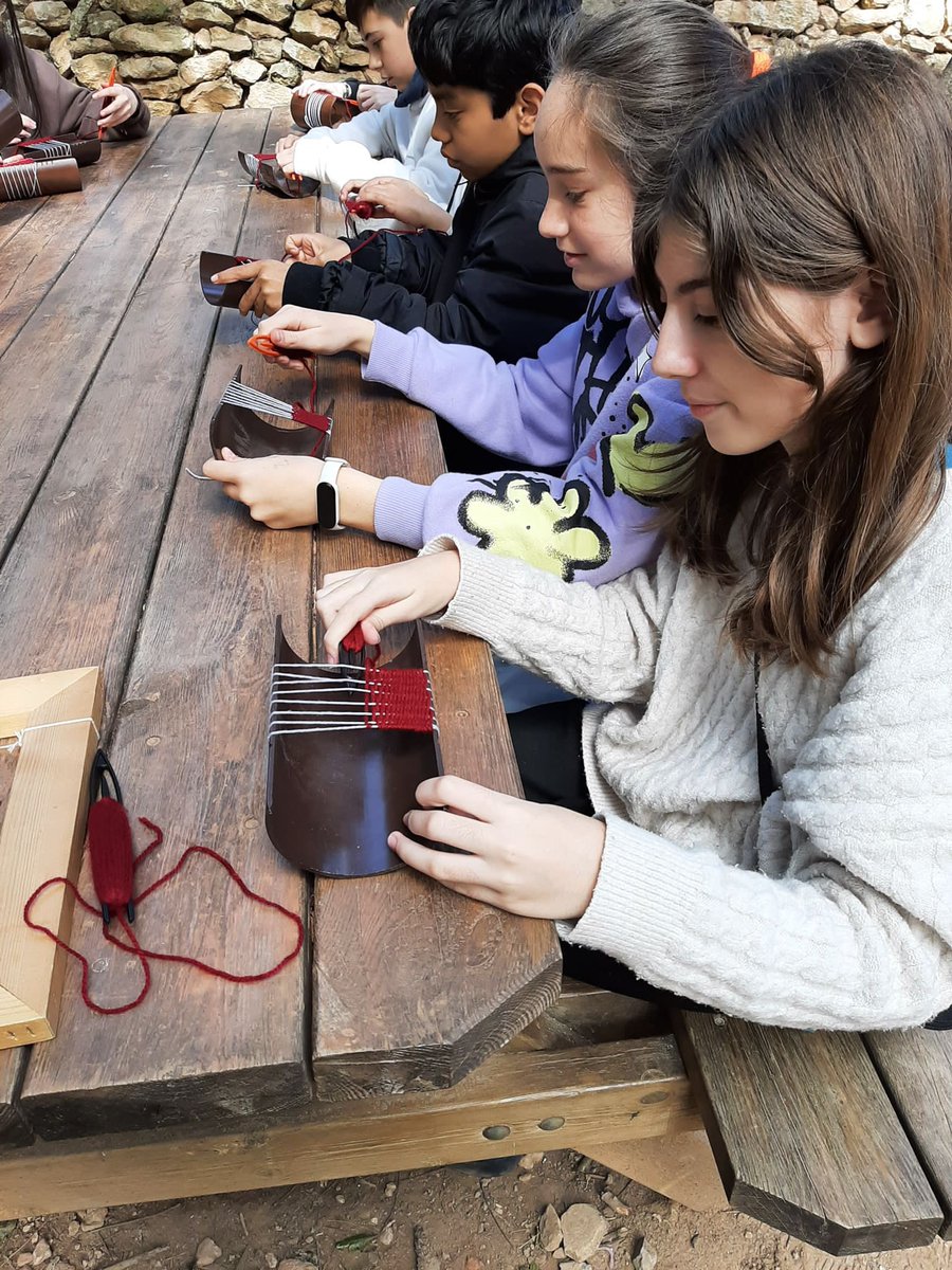 escreginahorta's tweet photo. Els alumnes d’ESO1 han visitat el poblat Ibèric de Calafell on han pogut veure una reproducció de l'antic assentament iber.
També els alumnes han realitzat tallers relatius als teixits que elaboraven en aquella època. ##ExploraRegina #ProgramaCreix https://t.co/nRHk1enlLj https://t.co/khGL1XCulI