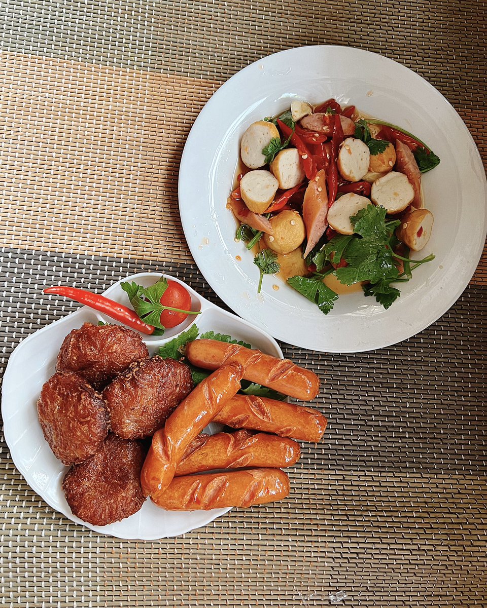 reviewsapaa's tweet photo. อร่อยมาก หมูกระเทียมวุ้นเส้น กับไส้กรอกไก่อีสาน เอาไปทอดกินกับพริกสดและผักสดกรอบๆฟินมาก และยำเต้าหู้หมู เด้งๆอร่อยแซ่บๆใส่ไส้กรอกไก่อีสานเพิ่มไปด้วย เข้ากันมาก อิ่มอร่อย หาซื้อง่ายๆได้ที่ #แม็คโคร #Makro #โลตัส 

#หมูกระเทียม #PPORK #ไส้กรอกไก่อีสาน #ของใหม่ #พร้อมขาย #afm https://t.co/MnfPnDhyoL