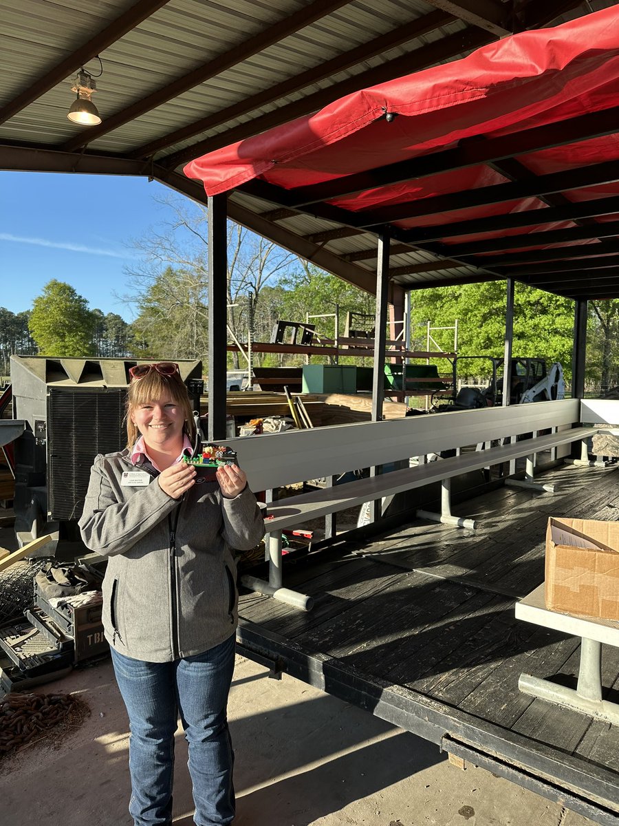 LegoForages's tweet photo. We may be a little biased but #Georgia has some of the best #cattlemen around. Thank you to Mr. Phil and his granddaughter Ansley for real #Lego #moocows! Theyโve found a home on the #BossLadyโs desk and will be cherished forever!
#LittleBittySpecialist #LittleBittyMooCows https://t.co/3PuG9ScQYk