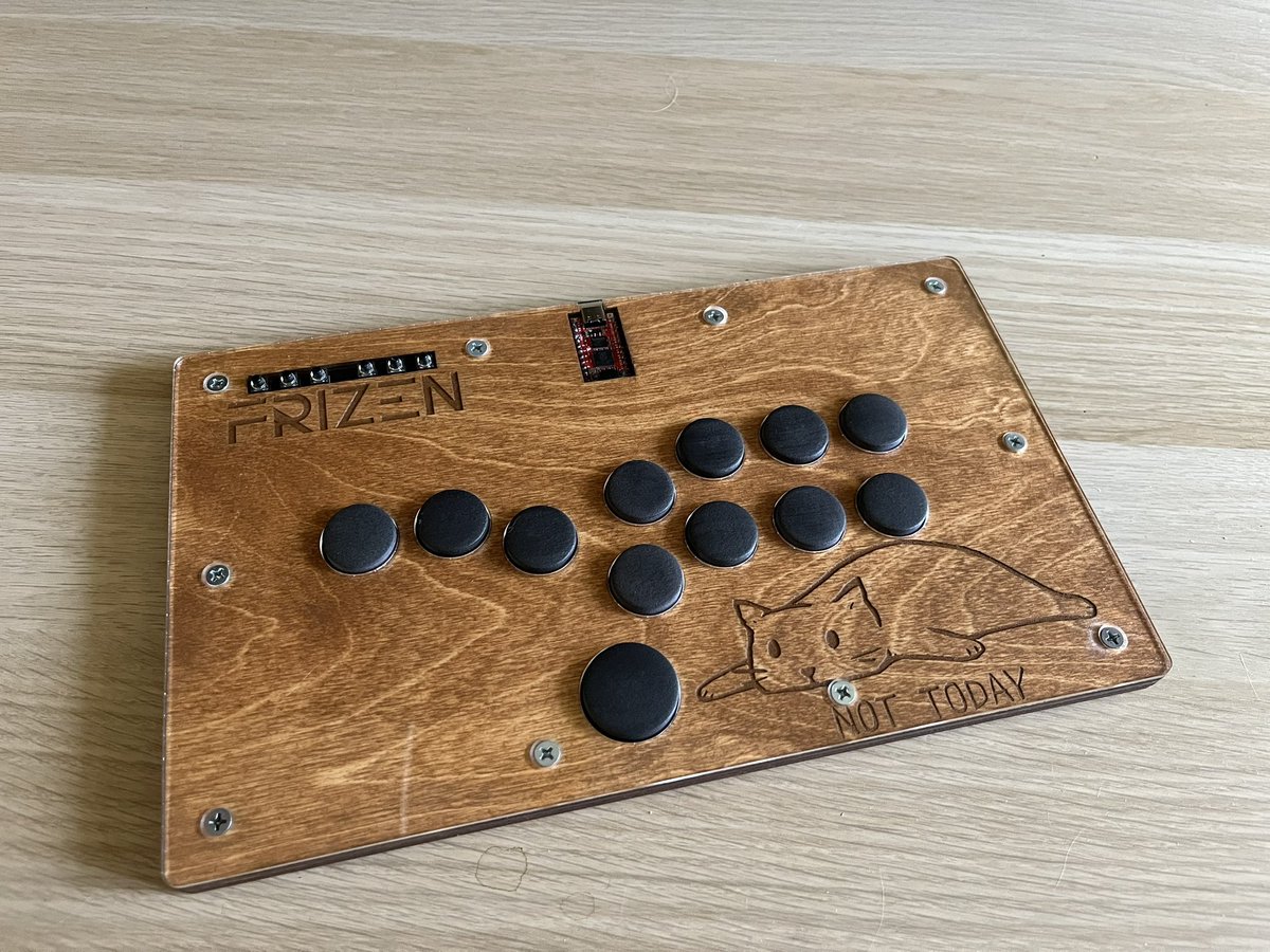 XFrizenX's tweet photo. Finally got a wooden themed controller, shoutouts to @KEKW_DEF for doing all the heavy lifting making this possible. Really happy with how it turned out. Just in time for EU Cup 🙂 @DURALController https://t.co/GsqtKs9yQc
