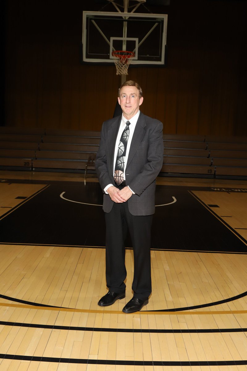 Hillsboro Boys Basketball Head Coach Darrel Knoll is retiring from teaching and coaching after 35 years at Hillsboro High 🏀

-Overall Record of 596-223
-15 State Tournament appearances
-5 Championships (Class 3A: 1991, 95, and 98, and Class 2A in 2021 and
2022)
-2A Final Four