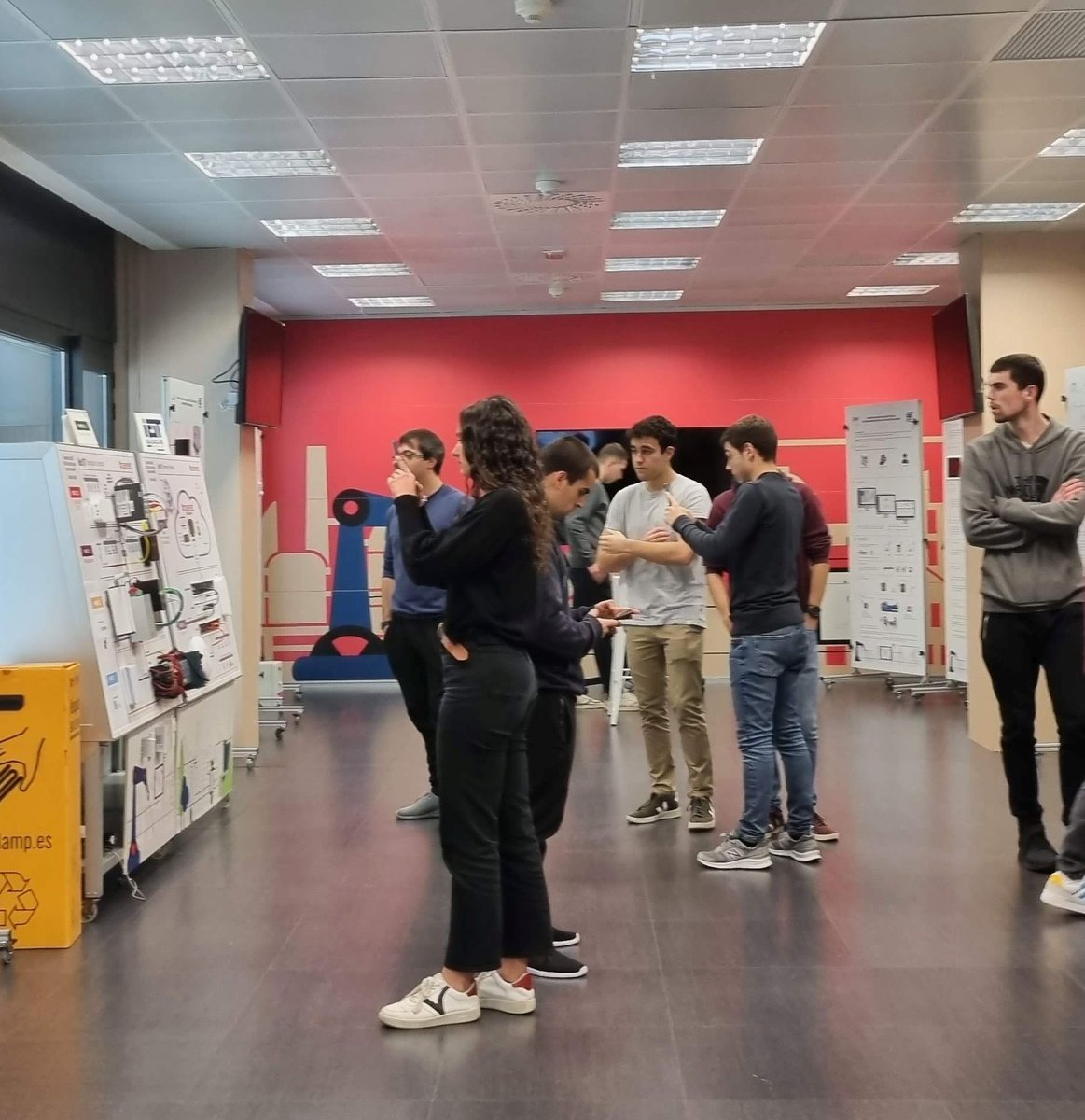 Ikasgai bat hobeto ulertzeko mundu errealean nola egiten den ezagutzea da onena ezta?
Hala egin dute Ingeniaritza Dualeko ikasleek: IZARRA CENTREera joan dira <a href="/jansola/">Josu Ansola</a>  irakaslearekin  "Berrikuntza Sistemak, Politikak eta Ekonomia" ikasgaiako gaien aplikazioa ikustera😉