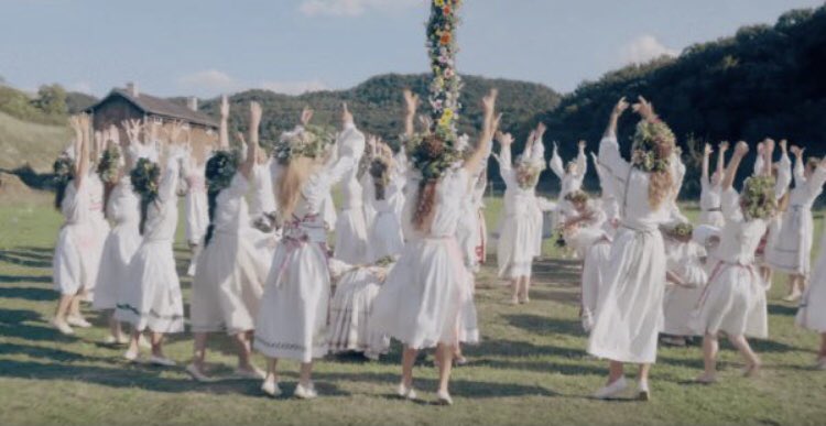 just_luly_'s tweet photo. Midsommar (2019) 
Una pareja estadounidense va con unos amigos a Midsommar, un festival d verano que c celebra cada 90 años en Suecia. Sin embargo, lo que parecían ser unas vacaciones toma un giro macabro cuando los aldeanos los invitan a participar en sus actividades festivas. https://t.co/dybcNWcf2m