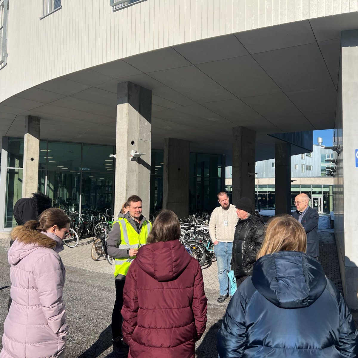 Tyyssijassa järjestettiin tänään poistumisharjoitus.

Ennen harjoitusta TYS:n henkilöstö sekä Tyyssijan liiketilojen edustajat osallistuivat kiinteistön turvallisuuskävelyyn. Poistumisharjoitukseen osallistui myös asukkaita lemmikkeineen.