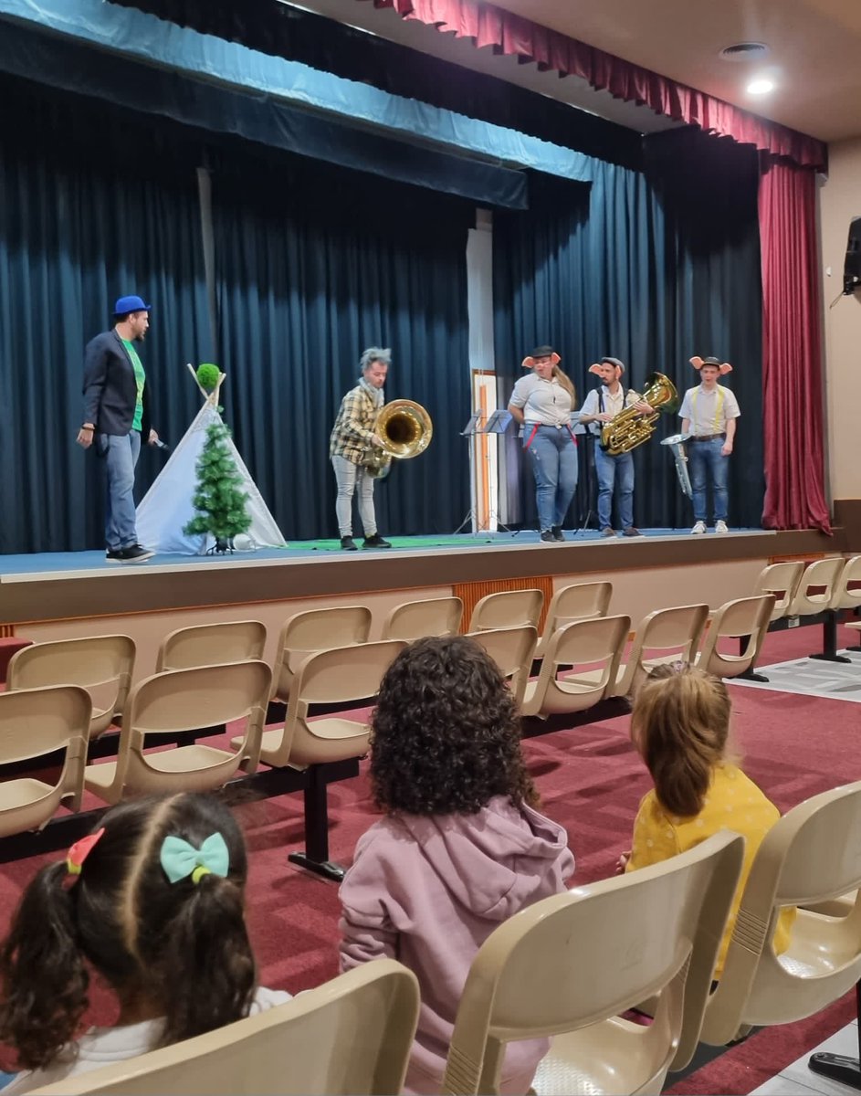 escreginahorta's tweet photo. Avui al teatre de la nostra escola, els alumnes d’I3 han gaudit d’una audició molt divertida! Emocions, sensacions i riures que els ajuda a créixer de forma integral. Gràcies @audicioescolar #tubagogic #elreginacreixambtu #elreginaemociona https://t.co/nRHk1enlLj https://t.co/JfQ0AVkhHO