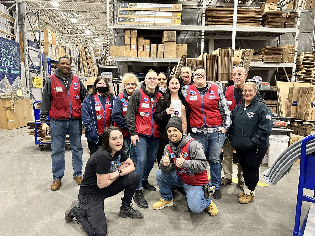 HUGE congrats to Lindsay for exemplifying Lowe’s Values! We appreciate all you do every day to drive parcel and couldn’t be more proud! Great job! <a href="/NRessegue/">Nicole Ressegue</a> <a href="/FloridoAndrew/">Andrew Florido</a> <a href="/erick_marrero11/">Erick Marrero</a> <a href="/l_abbatecola/">Laura Abbatecola</a>