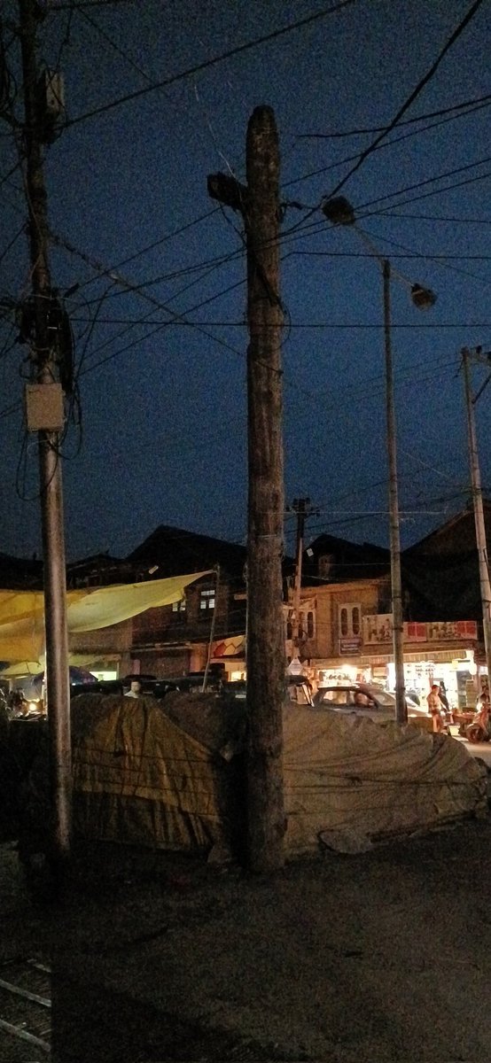 Hoty_mudasir's tweet photo. @Junaid_Mattu @AtharAamirKhan @srinagaradmin @MayorofS @SMC_Srinagar 
Soura Srinagar sabzi market street lights from past 10 years not working https://t.co/epHIXT4IYA