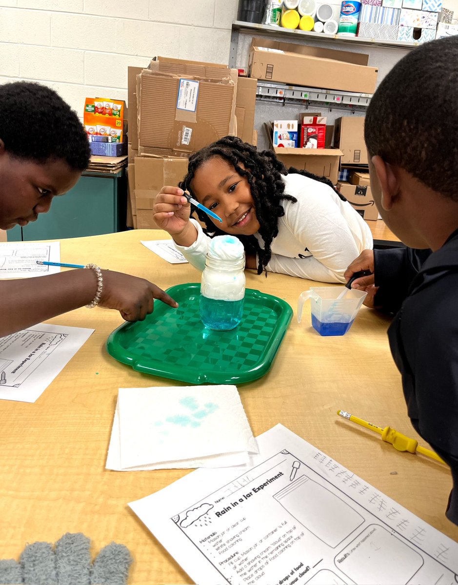 SchoolTreakle's tweet image. 👩‍🔬👨‍🔬Mrs. Gibson&apos;s 4th grade Scientists found out how many drops of water it takes to make rain break through a cloud. What would be your guess? 🤔🌧 #TreaklePride #InspireCPS #ScienceIsFun