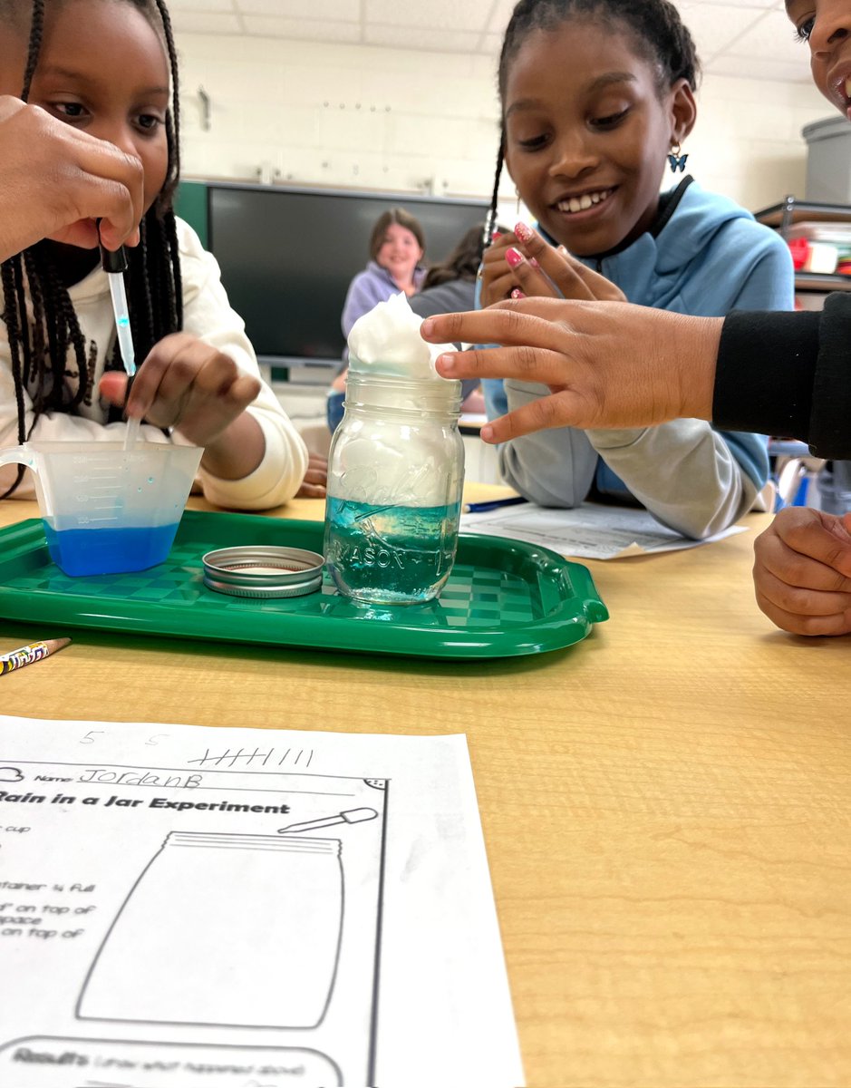 SchoolTreakle's tweet image. 👩‍🔬👨‍🔬Mrs. Gibson&apos;s 4th grade Scientists found out how many drops of water it takes to make rain break through a cloud. What would be your guess? 🤔🌧 #TreaklePride #InspireCPS #ScienceIsFun