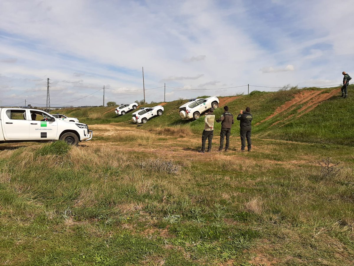 agriculturaEXT's tweet photo. 🛻Agentes del medio natural de @Junta_Ex durante el curso de manejo de vehículos #todoterreno, esta semana en #Mérida.

📷Es una de las acciones incluidas en el itinerario formativo destinado a #AMN de #Extremadura

🧐:https://t.co/bEr6tN4dev https://t.co/4EumNot9QC