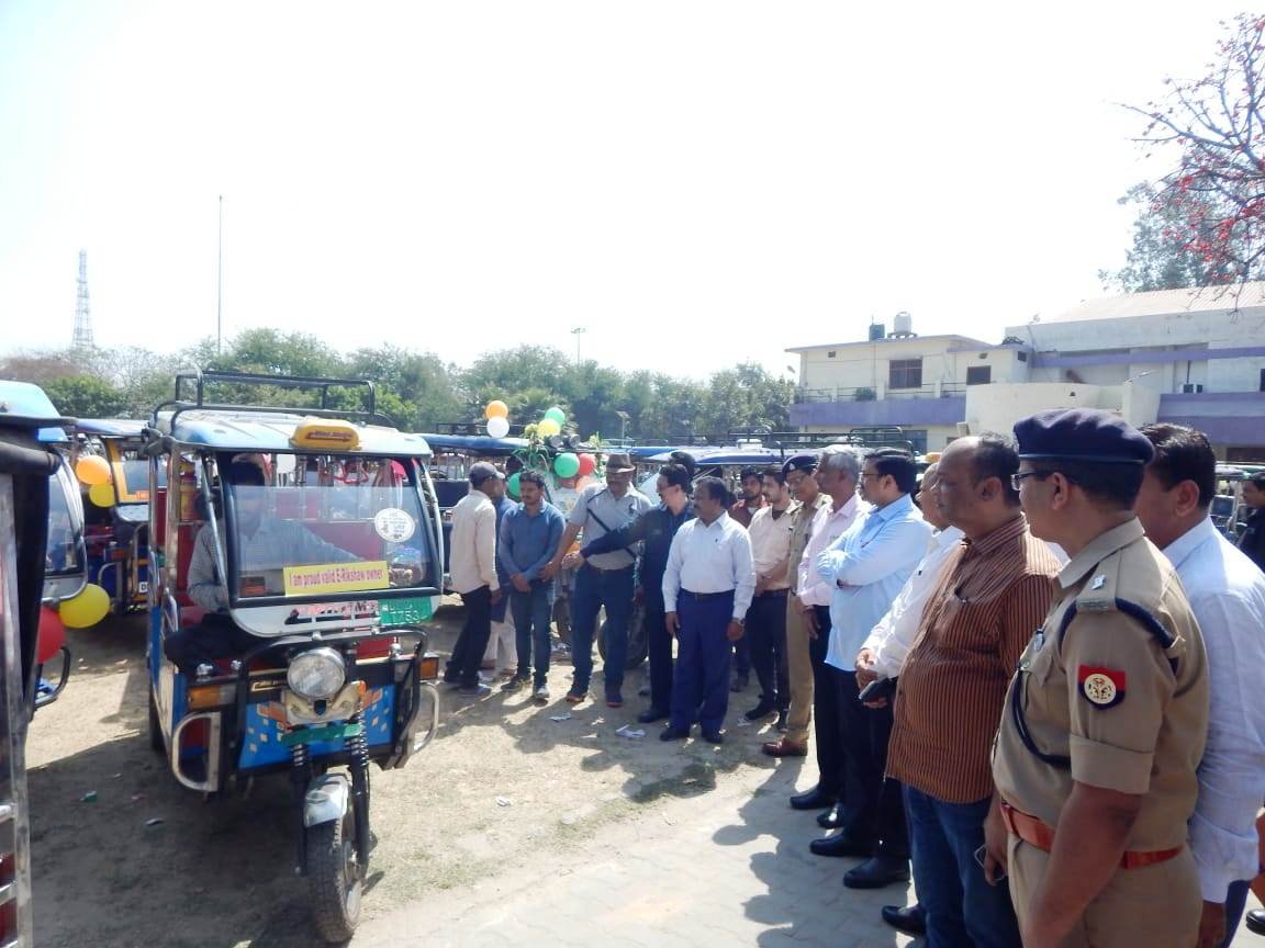 moradabadpolice's tweet photo. मण्डलायुक्त, DM मुरादाबाद द्वारा #ADMCity, #SPCity, #SP_Traffic @moradabadpolice के साथ #सड़क_सुरक्षा_जीवन_रक्षा कार्यक्रम के तहत पंजीकृत ई-रिक्शों का जनपद मुरादाबाद में संचालन समारोह का आयोजन कर समस्त पंजीकृत ई-रिक्शा चालकों को हरी झण्डी दिखाकर रवाना किया गया ।
#UPPolice https://t.co/x4A6UmzFGW