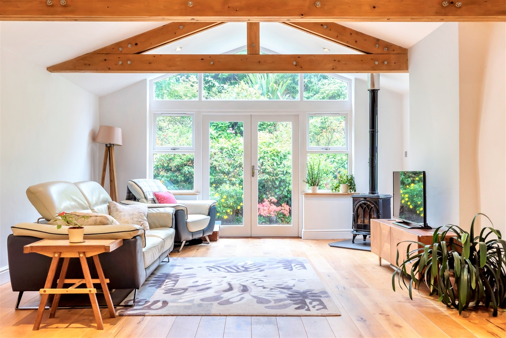 6.8 acres half way between Truro and Falmouth? Yes please! 2500sq.ft stunning home + outbuildings + paddocks. Full details here - digital.fluxpro.io/Brochure/TRU23…