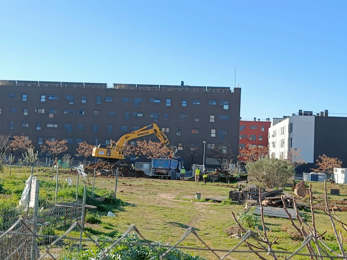 AteneoAlkorcon's tweet photo. Durante 10 años @Ensanchahuerto cortocircuitó un urbanismo diseñado para vivir de espaldas al común y la naturaleza. Hoy entran las máquinas para acabar con una de las experiencias más majas de #Alcorcón. Bajo el cemento siempre estará la huerta. Todo nuestro apoyo, herman@s. https://t.co/uQJx3ElKmY
