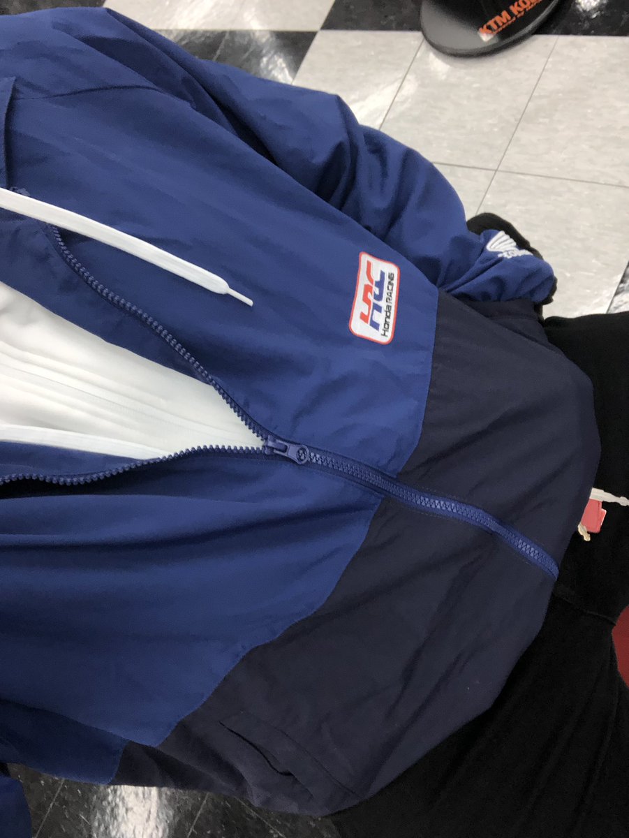 バイワでGUとホンダコラボの服
着てたらすみません
これどうすればいいんですかって
聞かれてなんやろ思たら
店員と間違えられたみたいで
今自分で見てもそら間違えるわ思たわwww