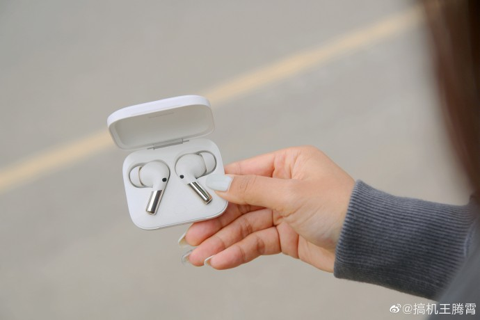 TechTravie's tweet image. OnePlus Buds Pro 2 Light Edition Real photos 

#oneplusbudspro2 #realmebudspro #realme