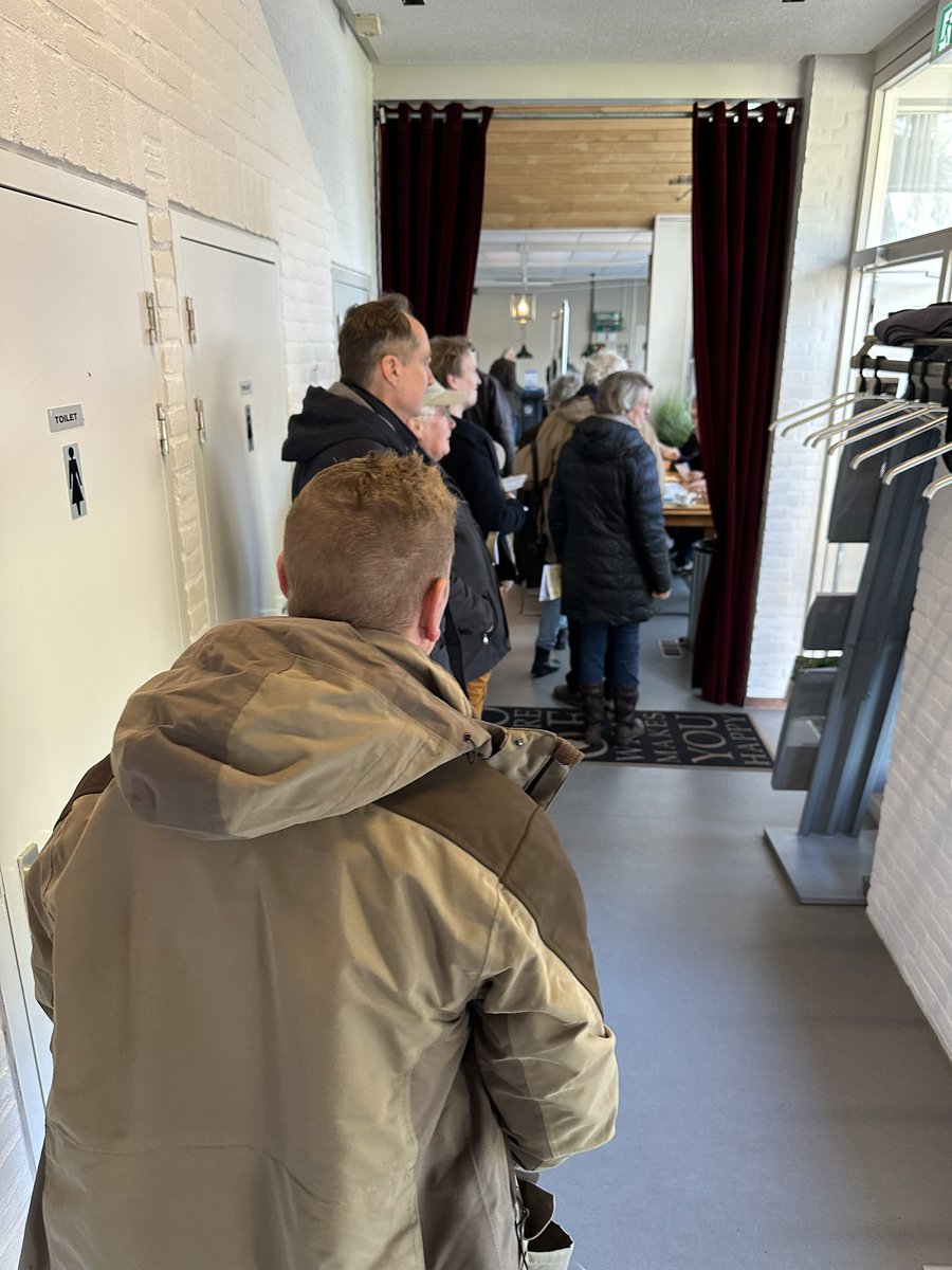 Goed druk in #Glimmen, #Groningen. Deze drukte zou volgens de wachtenden ongekend zijn. #verkiezingen