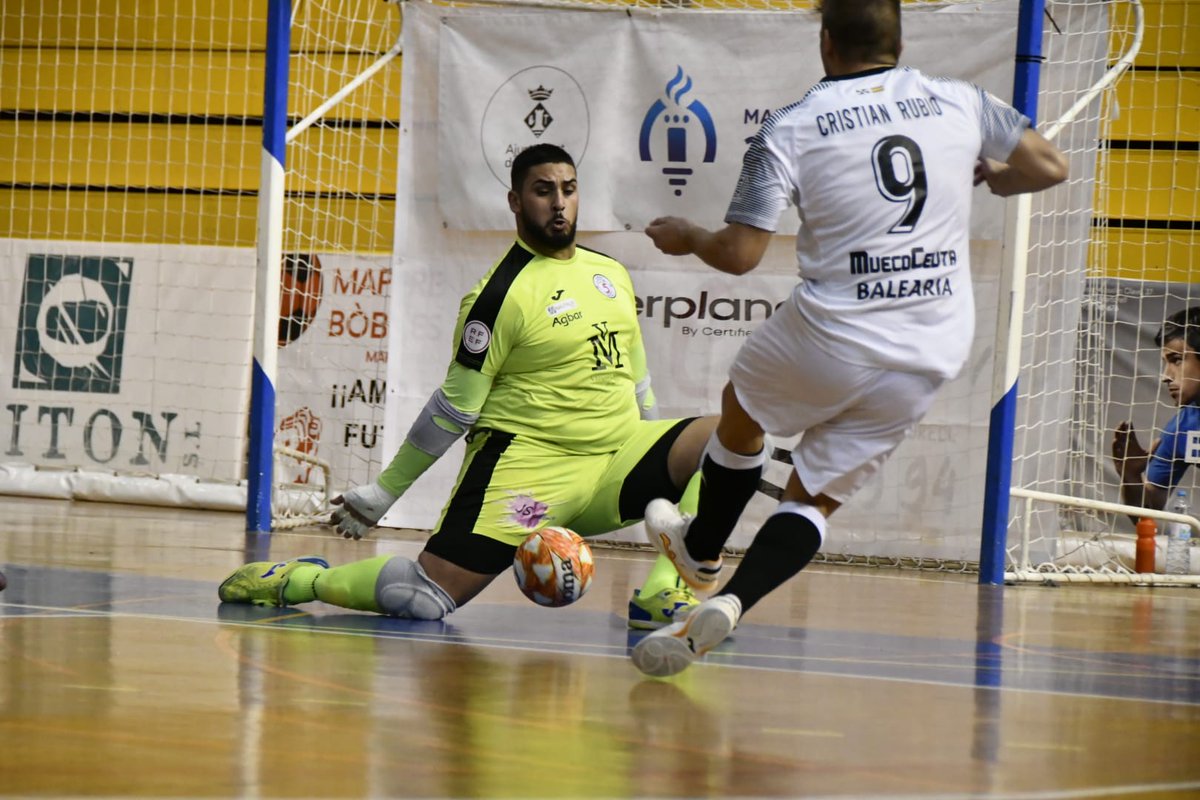 FutSalRFEF's tweet photo. 😳 Pero... ¿QUÉ HICISTE @imadruiz_?

🤔 ¿Quién dijo que los porteros no marcan goles en el área contraria? 

⚽️ El guardameta del @sala5martorell anotó el gol que, en ese momento, suponía el empate ante el líder, @peniscolafs.

👇 Nos lo cuenta todo el protagonista en este HILO. https://t.co/hRS8FG8biy