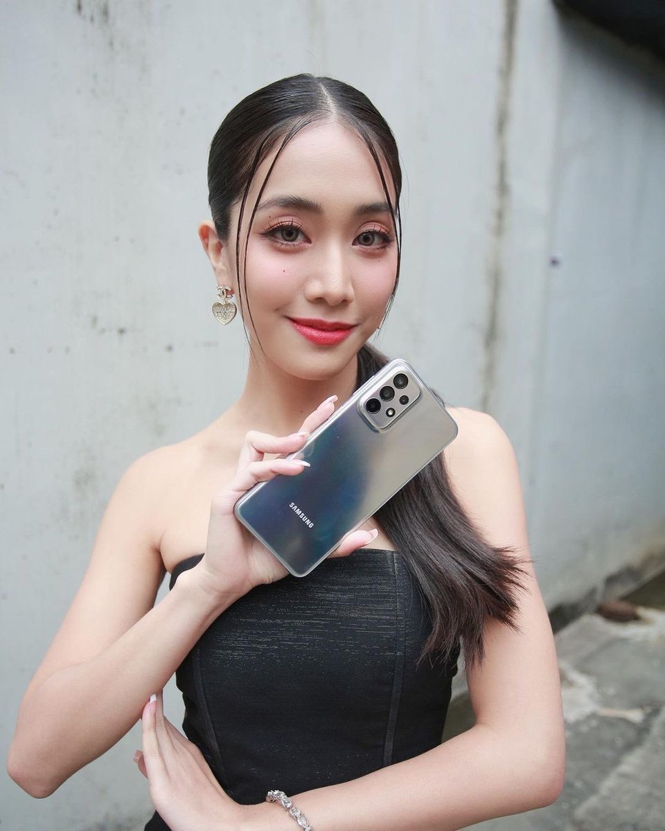 mind4eve_fans's tweet photo. {15/03/23} IG Post Update: _.tiya_
#GalaxyA23 5G #Silverbright เครื่องสวย สเป๊คเทพ เร็ว แรง ในราคาไม่ถึงหมื่น ไม่มีไหวหรอ #TeamGalaxy
📍https://t.co/B8sx2HevfZ
#Mind4EVE #4EVE https://t.co/XwmC0LFYXJ