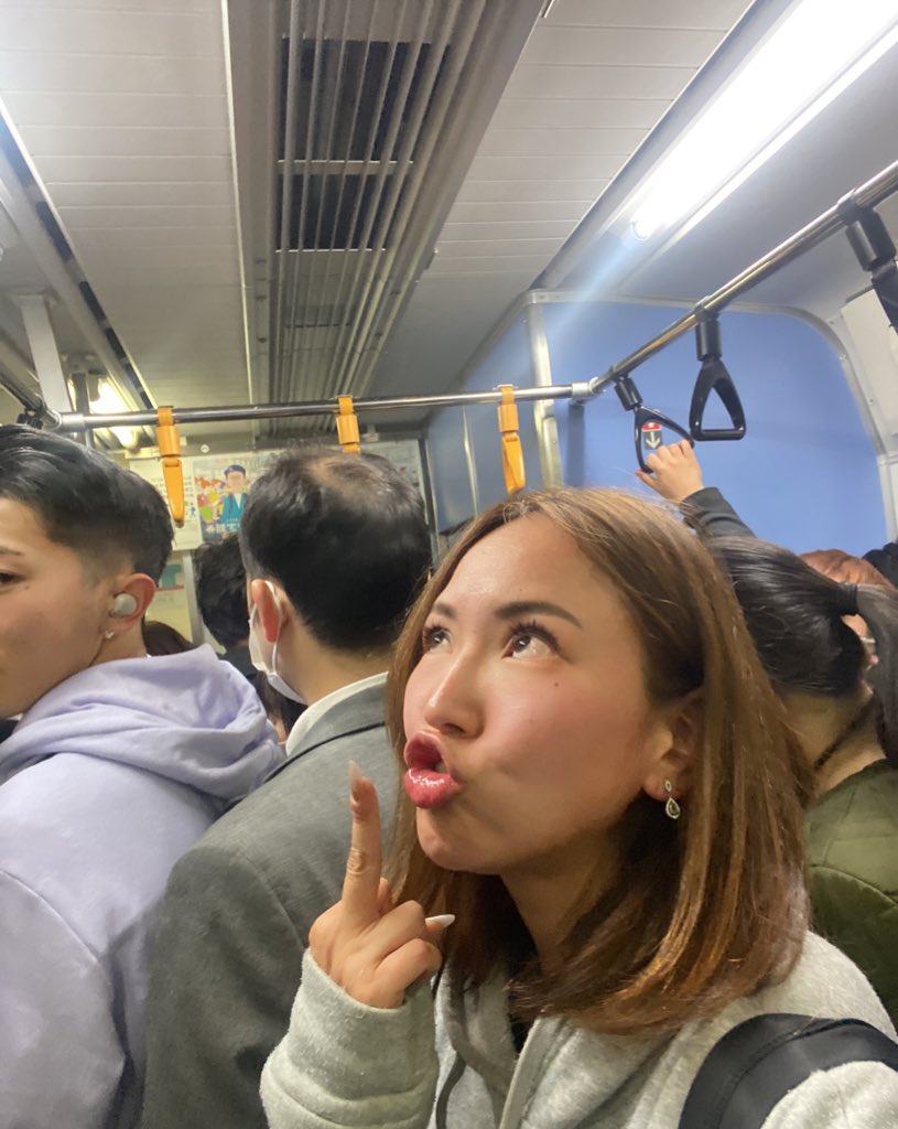 tsurikichishizu's tweet photo. マスクせずに電車乗ってる私が悪者みたい！変なのー。新橋から。日本人キモ！ https://t.co/CGNkUwjSJi