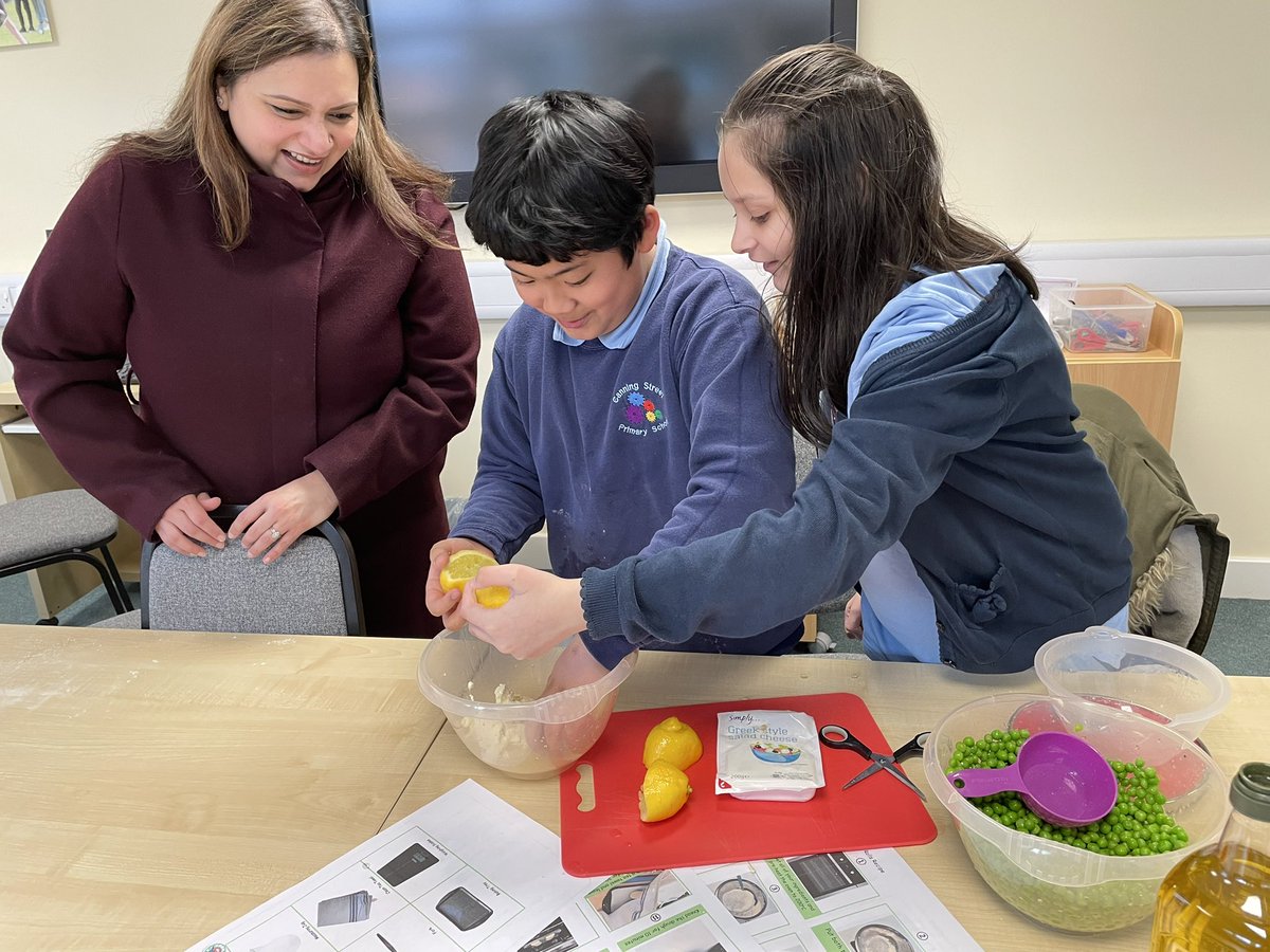 phunkyLynsey's tweet photo. Great team work making our @PhunkyFoods minty pea mash up dip at @Canning_Street last night as we waited for our bread rolls to proof. #cookclub #inspiringhealthyfutures #skillsforlife https://t.co/vUZDNqfb5w