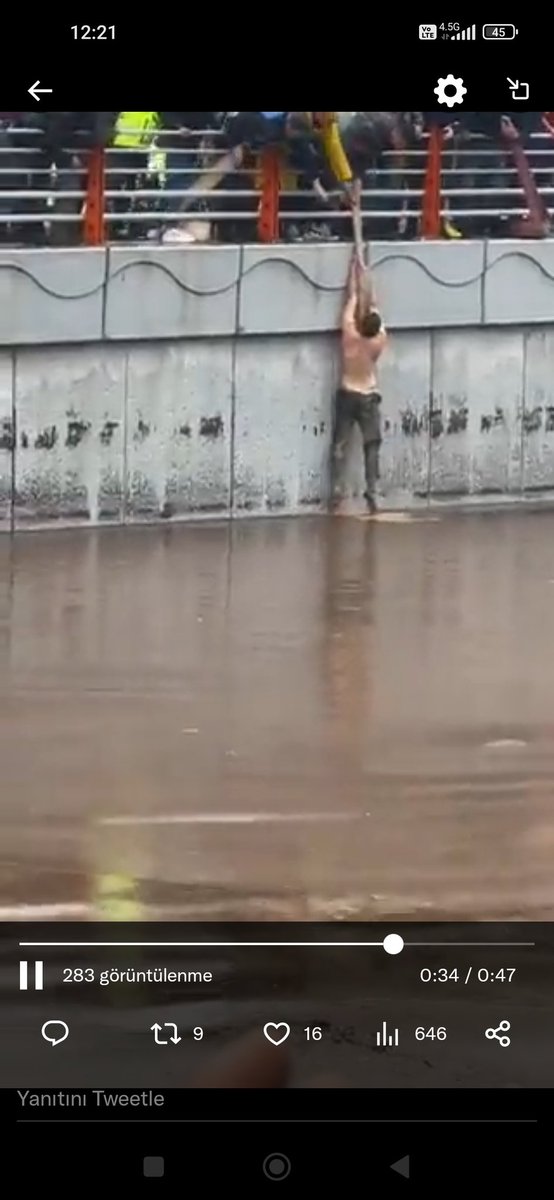 Sayın Vekil yeni Rektörü tebrik ediyormuş. İnsanlar hayatını kaybediyor, Urfa'da kıyamet kopuyor. Biri Rektör biraz beklesin yollar kapalı desin Sayın Vekile...