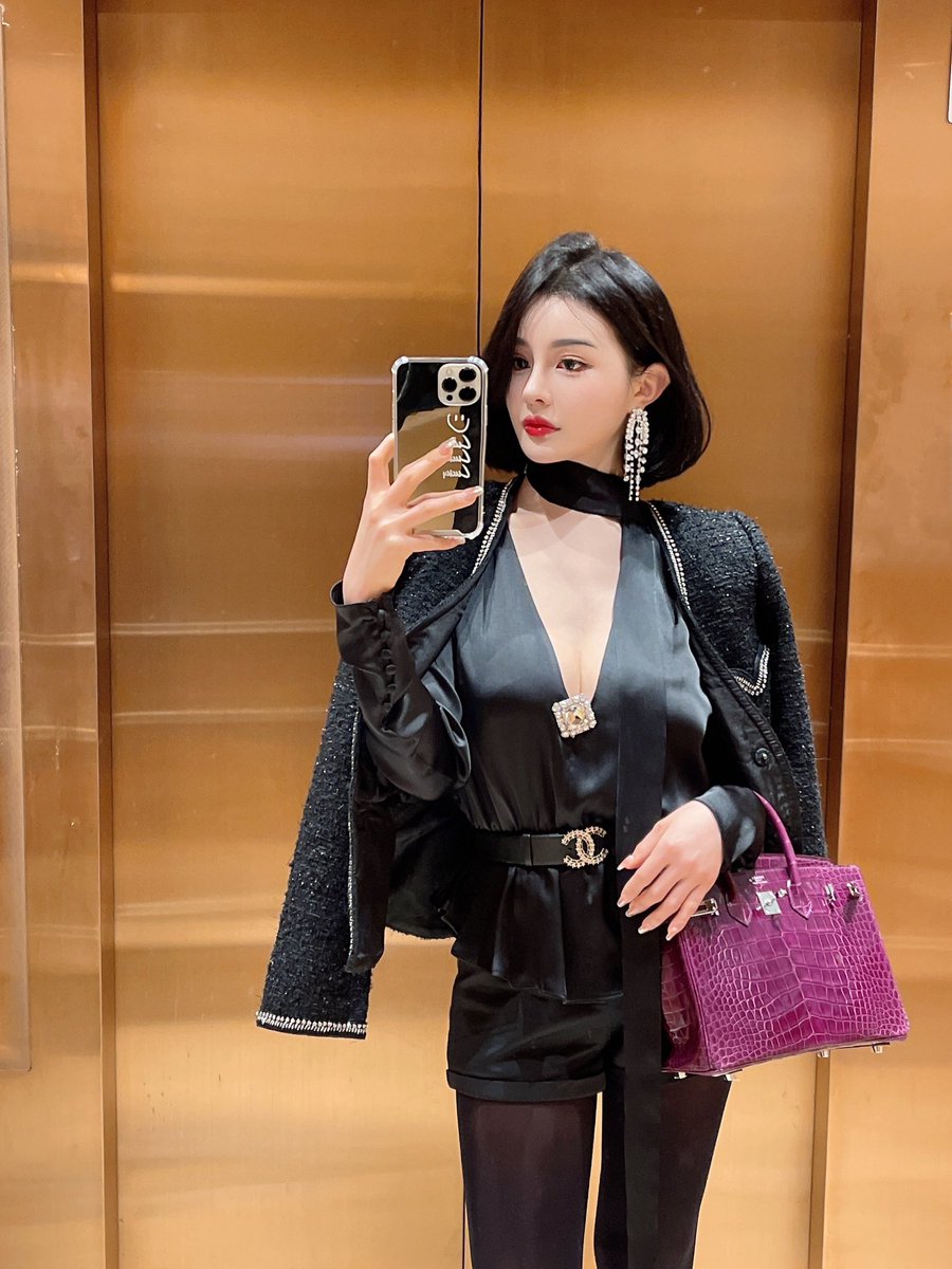 Alisa901688's tweet photo. I am also a narcissistic cutie who takes beautiful pictures in the elevator. https://t.co/iQY010QUzw