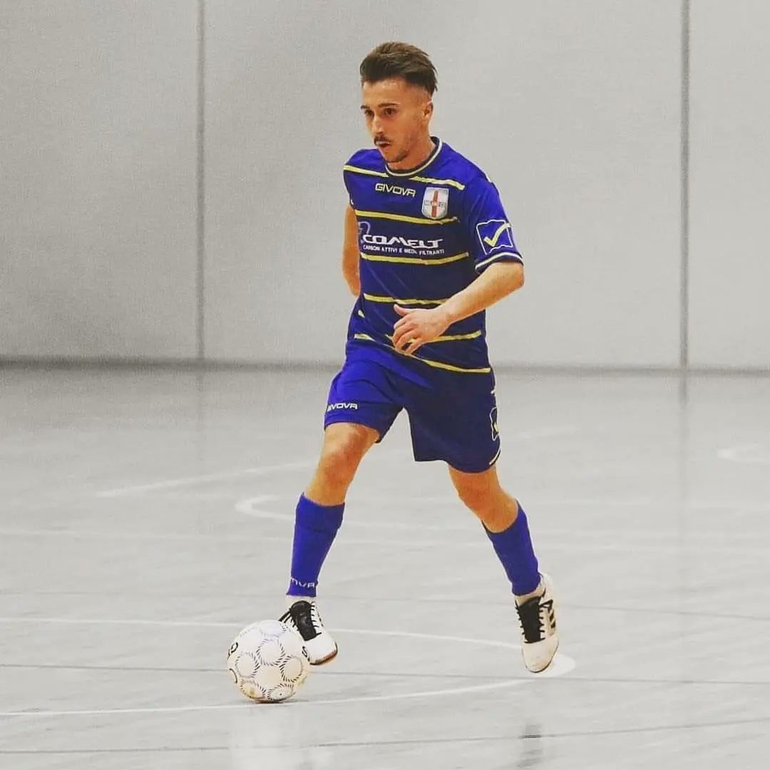 entorno5x5's tweet photo. 🗞️ Llegamos con otro "trotamundos" español, que ha jugado en 5 países distintos al futsal... El balear @P13Sanchez 🇪🇦
🇪🇦#NouLlevant-@FundEscribano y #Brisasport
🇱🇺#SportingClubeLuxemburgo
🇭🇺#HaladasVSE
🇷🇴#ImperialWet
🇮🇹@Milano_C5, @Cittadimestre, #BrillanteTorrino y #MinturnoC5 https://t.co/kFwFDGF33Z