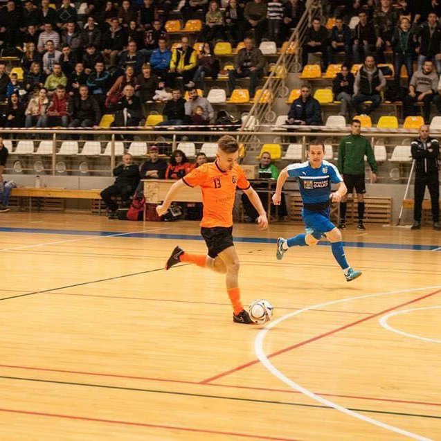 entorno5x5's tweet photo. 🗞️ Llegamos con otro "trotamundos" español, que ha jugado en 5 países distintos al futsal... El balear @P13Sanchez 🇪🇦
🇪🇦#NouLlevant-@FundEscribano y #Brisasport
🇱🇺#SportingClubeLuxemburgo
🇭🇺#HaladasVSE
🇷🇴#ImperialWet
🇮🇹@Milano_C5, @Cittadimestre, #BrillanteTorrino y #MinturnoC5 https://t.co/kFwFDGF33Z