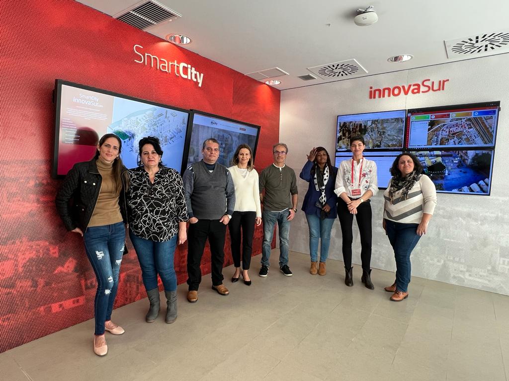 Innovasur's tweet photo. 📅📌 Ayer recibimos en nuestras oficinas de @Geolit_Jaen a la Delegación de Cuba.
👩🏻 Nuestra compañera Mercedes Villegas, Directora de RRHH de #Innovasur, les mostró nuestro #SOC, también conocieron el proyecto piloto de #SmartCity y los de #IA en los que estamos trabajando. https://t.co/vnQFpTMTw6