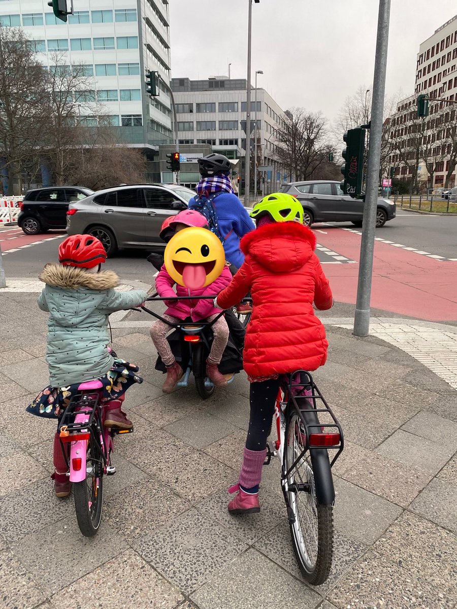 Bringing colors and life to the grey winter city #Berlin #familycycling (only two kids are mine 😉)