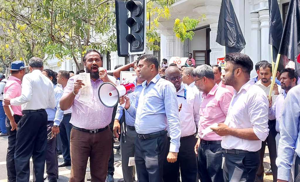 WedabimaL's tweet photo. Repeal the unfair #tax bill immediately! Ceylon bank employees union protesting in front of the Lake House Roundabout..
#EconomicCrisisLK #ProtestSL #ProtestLK #Colombo #UnionsForAll https://t.co/uqd3if6YYc