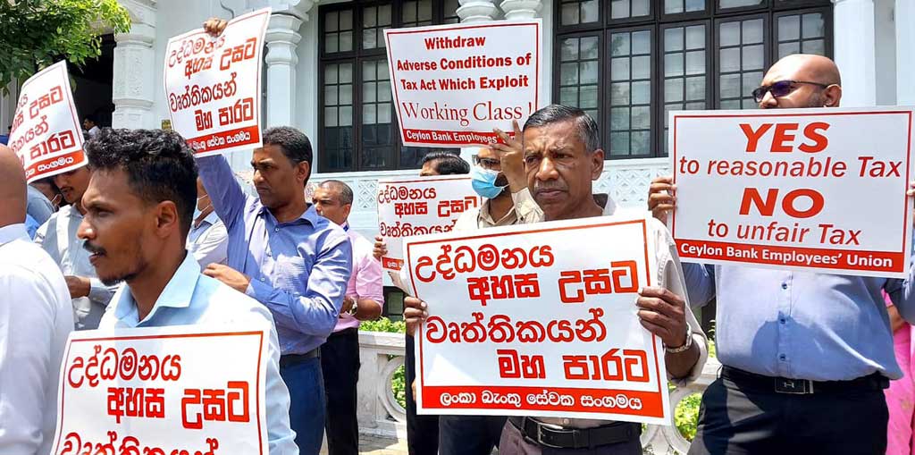 WedabimaL's tweet photo. Repeal the unfair #tax bill immediately! Ceylon bank employees union protesting in front of the Lake House Roundabout..
#EconomicCrisisLK #ProtestSL #ProtestLK #Colombo #UnionsForAll https://t.co/uqd3if6YYc