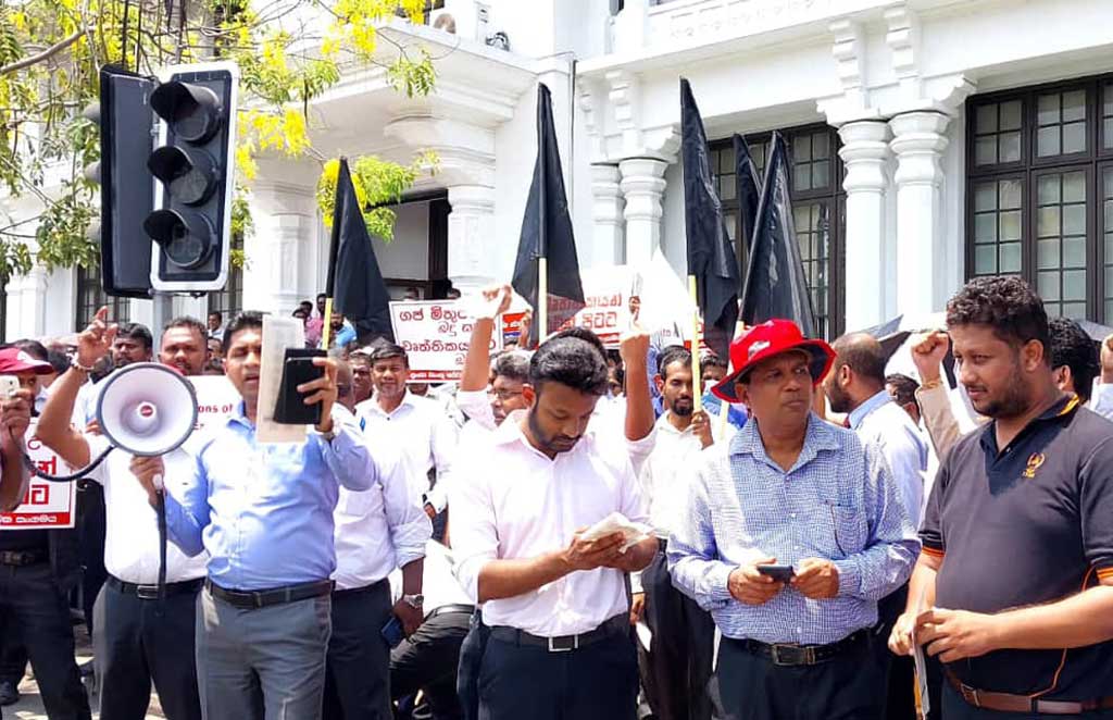 WedabimaL's tweet photo. Repeal the unfair #tax bill immediately! Ceylon bank employees union protesting in front of the Lake House Roundabout..
#EconomicCrisisLK #ProtestSL #ProtestLK #Colombo #UnionsForAll https://t.co/uqd3if6YYc