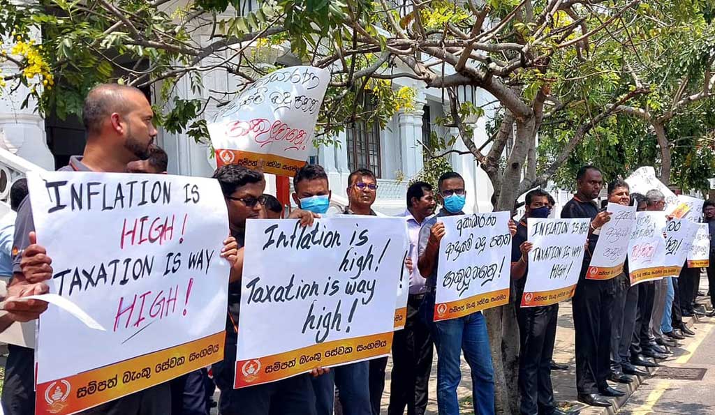 WedabimaL's tweet photo. Repeal the unfair #tax bill immediately! Ceylon bank employees union protesting in front of the Lake House Roundabout..
#EconomicCrisisLK #ProtestSL #ProtestLK #Colombo #UnionsForAll https://t.co/uqd3if6YYc
