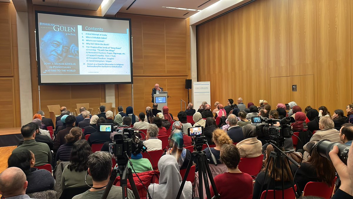 Gestern Abend hat die Lesetour mit dem Author Jon Pahl in Berlin seinen Start gegeben. In Zusammenarbeit mit <a href="/forumdialog/">Forum Dialog</a> und <a href="/stiftungdub/">Dialog und Bildung</a> empfing der VGE zahlreiche Gäste und Leser:innen.