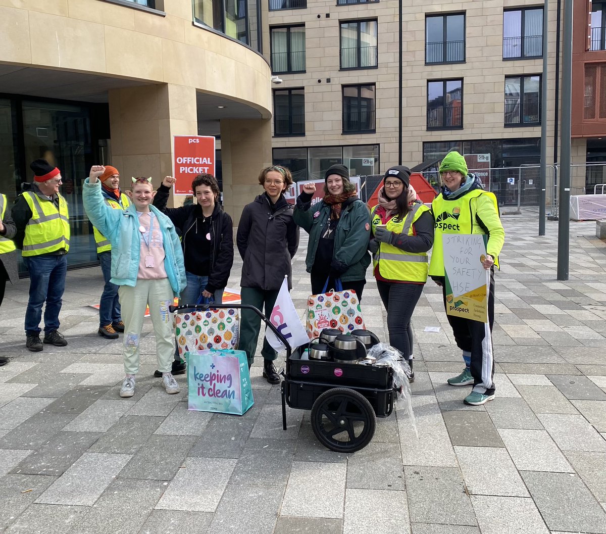 Solidarity @PCS_Scotland and @ProspectUnion @ProspectScot and Staff-Student solidarity network at Queen Elizabeth House, Edinburgh ✊ #prospectstrike