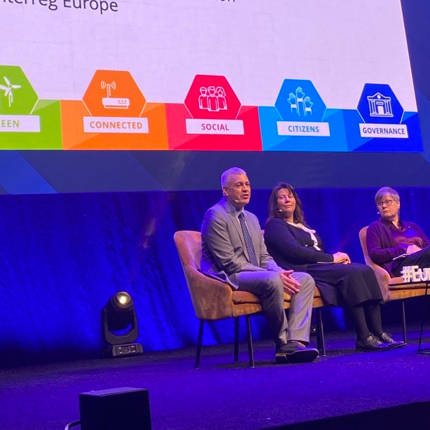 interregeurope's tweet photo. Europe, let's cooperate! has just started  🔛

Erwin Siweris declares that "Connected regions are stronger. So interregional cooperation should be strengthened."

What a way to kick-off the plenary!

#europecooperates #EUcooperation @ESiweris https://t.co/o4VYFBTD6Z