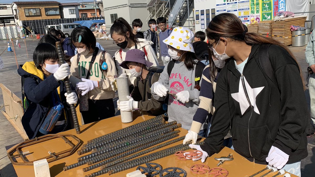 setagaya_eizen's tweet photo. 昨日は池���上小学校の6年生を対象に、「池之上小学校改築工事現場見学会」を開催しました。移植した松の木やサザエさんの壁画の見学も交え、鉄筋などの工事で使う材料にも実際に触れてもらい、現場を感じてもらいました。#世田谷　#池之上小学校 https://t.co/WtKmk18Ow9